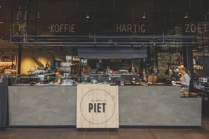 Dé bakker voor de horeca Bakker Piet is al jaren bekende en vertrouwde leverancier van brood en banket...